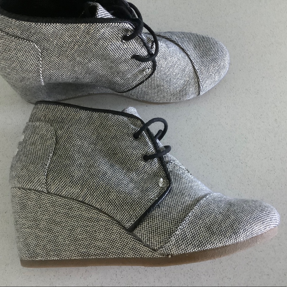 NEW Tom’s ankle platform Boots, 8.5, with sparkly gold. Comfort with every step!